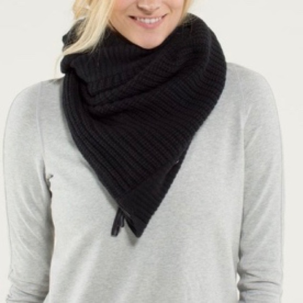(SOLD) LULULEMON Falling Freely Neck Warmer Scarf - Picture 4 of 8